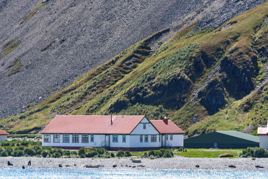 Islas Georgias del Sur 012 - Grytviken - estación de investigación King Edward Point.jpg